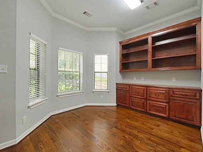 Foto del edificio - 270 Lake Grove Dr