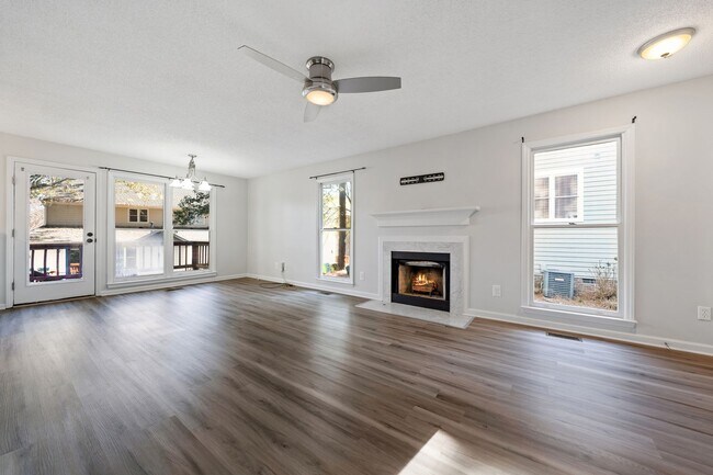 Foto del edificio - Beautiful Renovated Townhouse in Popular Raleigh Golf Course Community!
