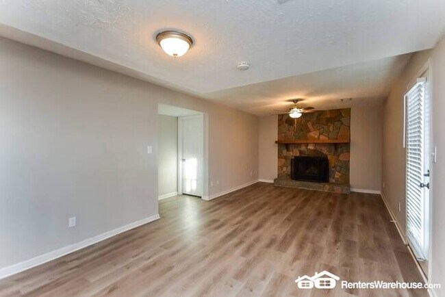Foto del edificio - 5 BEDROOM 3 FULL BATH MULTI-LEVEL IN RIVER...