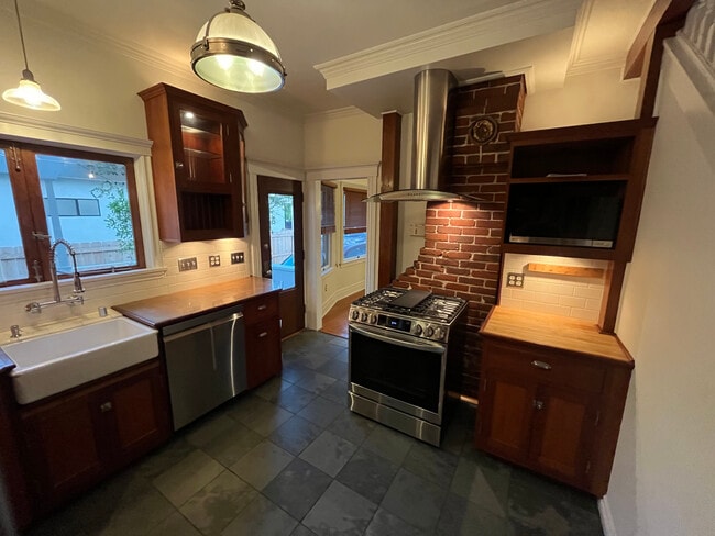 Kitchen - 133 E Avenue 42