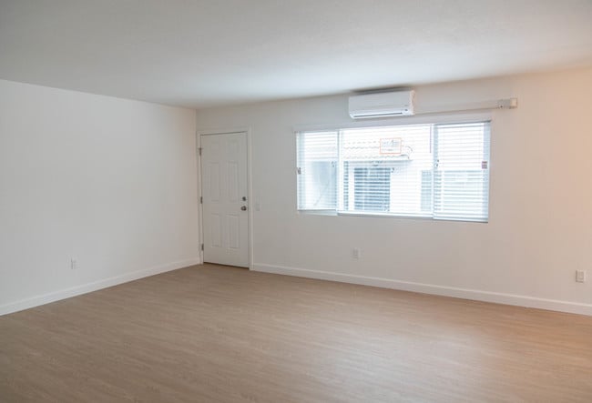Building Photo - 5848 Greenleaf Ave