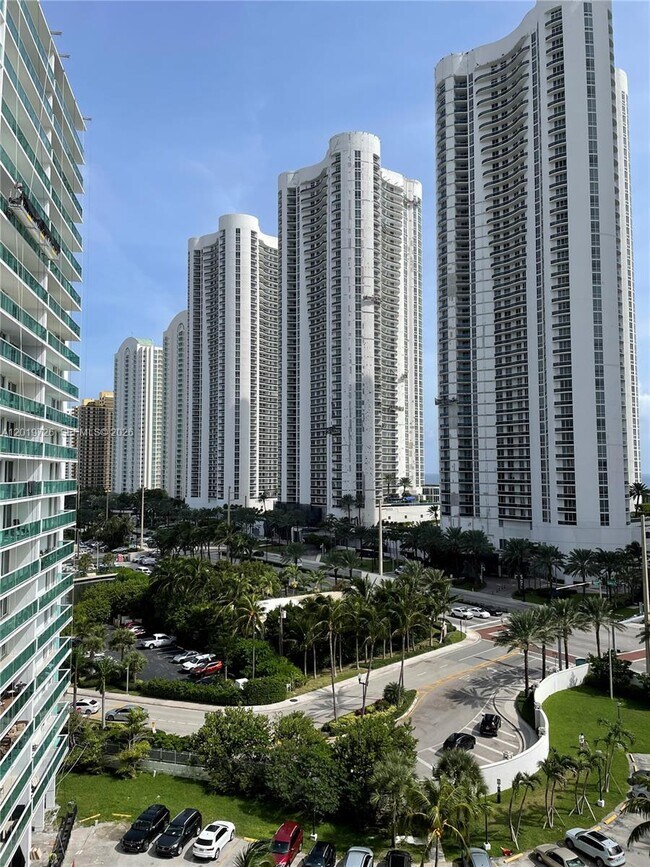 Foto del edificio - 100 Bayview Dr