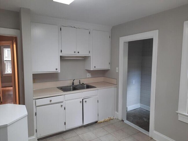 Building Photo - 203 Kincaid Ave NW