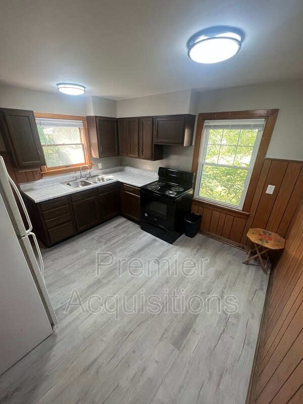 Photo - 126 E 3rd St House