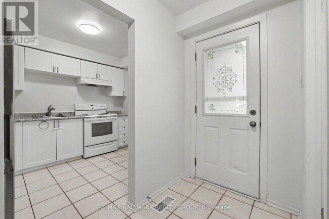Building Photo - 18 - 32A SONNET CRESCENT