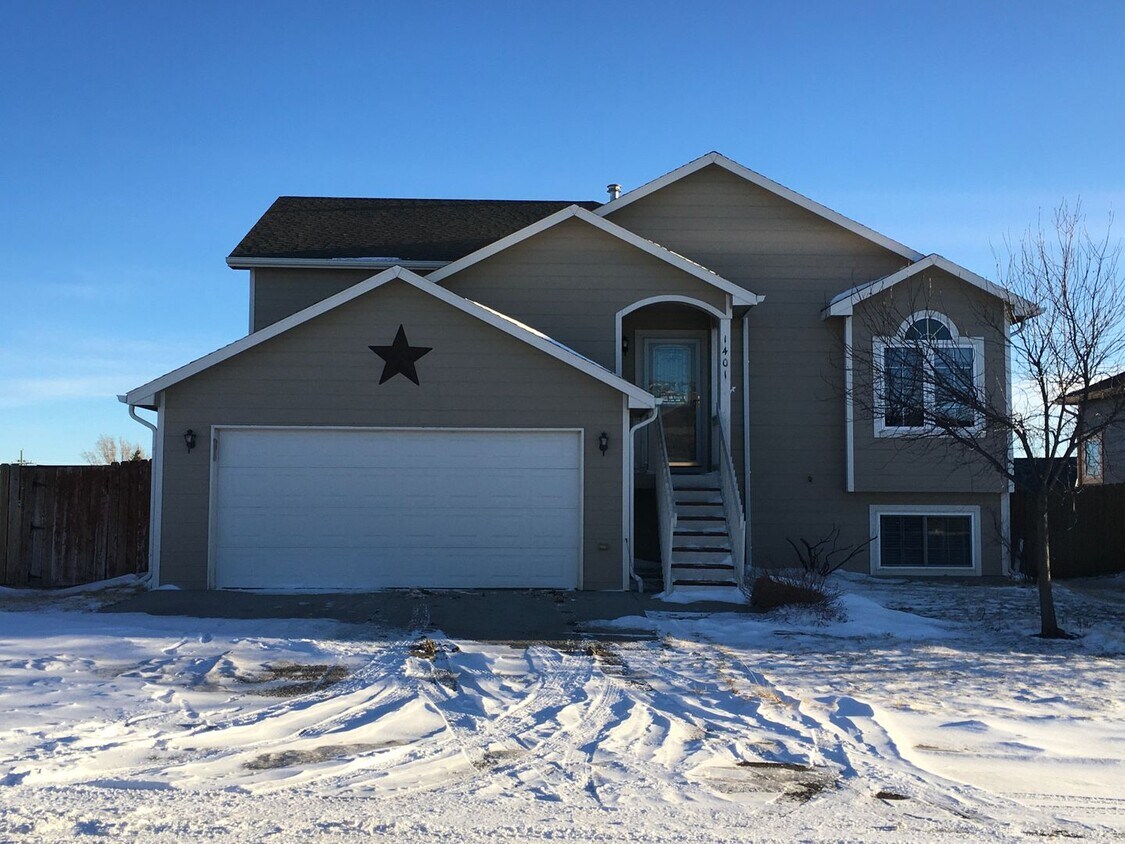 Foto principal - PET FRIENDLY 4 BEDROOM, 3 BATHROOM HOME WI...