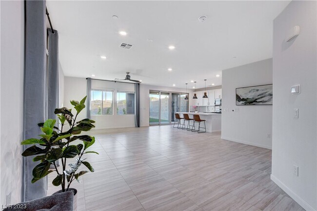 Building Photo - 12125 Arrebol Ave