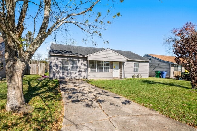 Building Photo - Great 3 Bedroom Single Family in Angleton