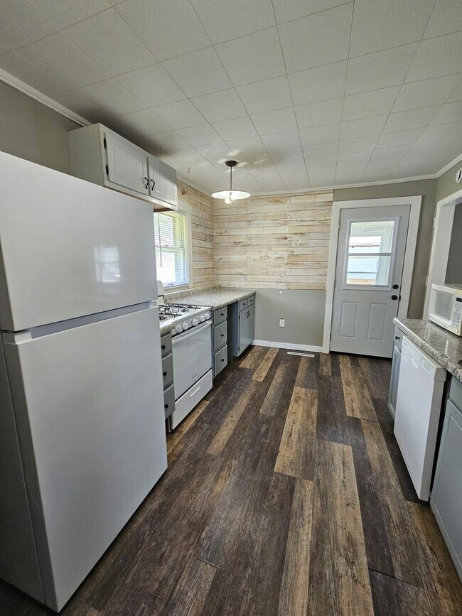 Foto del edificio - 2 Bed 1 Bath Home with fenced in yard loca...