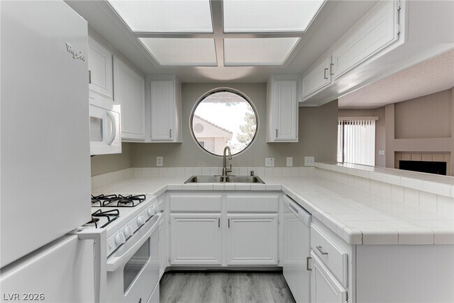 Foto del edificio - 830 N Sloan Ln