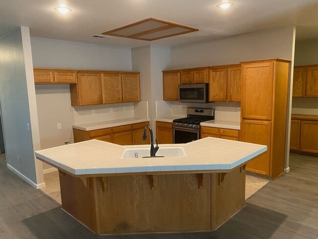 Building Photo - 636 W James Ct