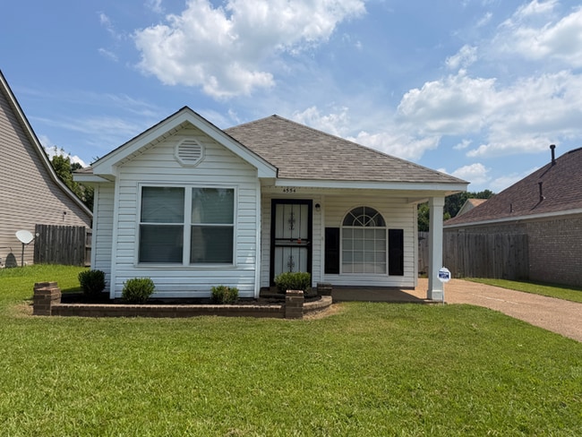 3BR/2BA Memphis Rental with High Ceilings, Hardwood Floors & Fenced Yard - 3BR/2BA Memphis Rental with High Ceilings, Hardwood Floors & Fenced Yard House