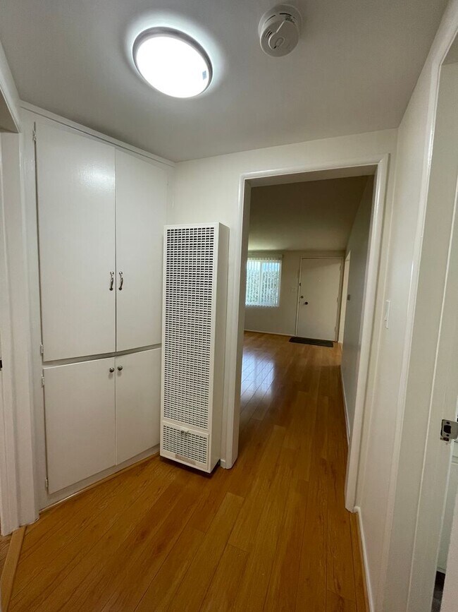 Building Photo - BEAUTIFUL AND BRIGHT UPSTAIRS UNIT AVAILAB...