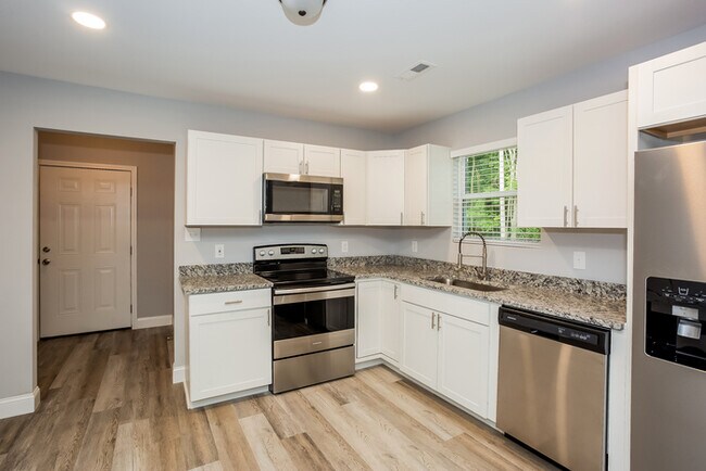 Building Photo - Cute 3 Bedroom