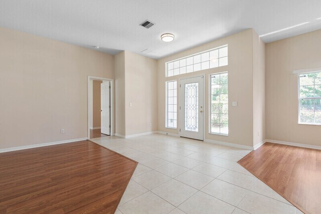 Building Photo - 21 Poinsettia Ln
