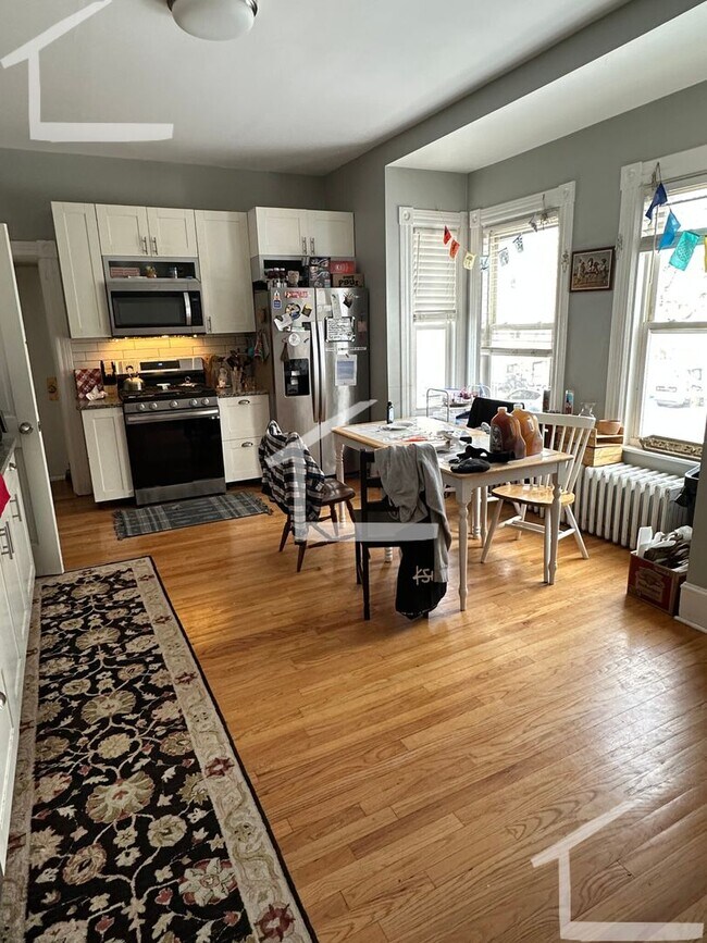 Foto del edificio - Rockin' 4-Bed/2-Bath in Allston - Great Location! Heat and Hot Water Included