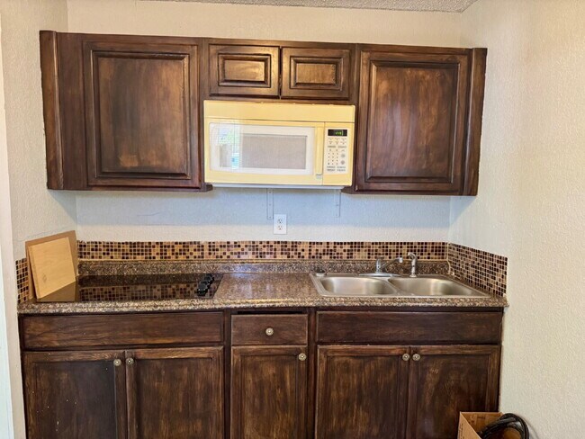Foto del edificio - Move In Special: Half off the first month's rent with a 14-month lease.  Updated Rear Unit