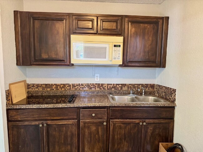 Building Photo - Updated Rear Unit