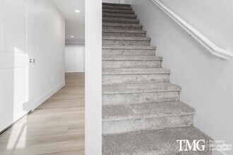 Building Photo - 977 Creer Way