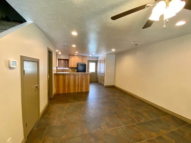 Building Photo - SPACIOUS TOWNHOME AVAILABLE FOR RENT