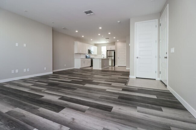 Building Photo - 665 N Bay Dr