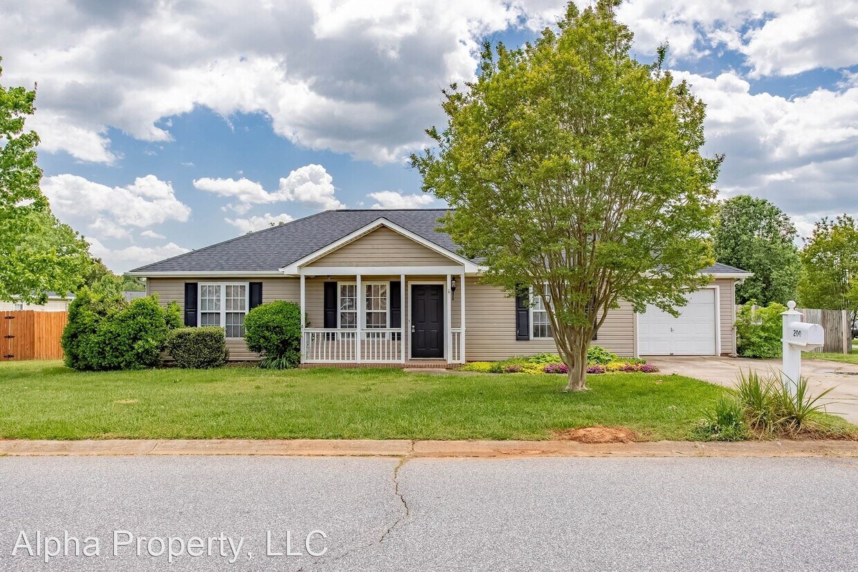 Foto principal - 3 br, 2 bath House - 200 Golden Leaf Lane