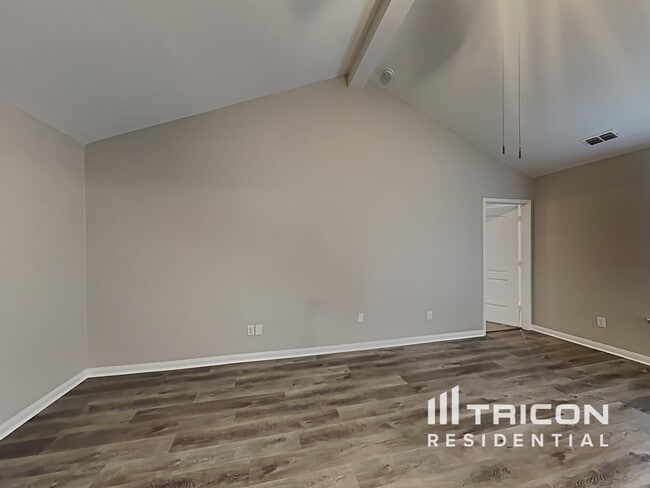 Building Photo - 2025 Fairview Dr