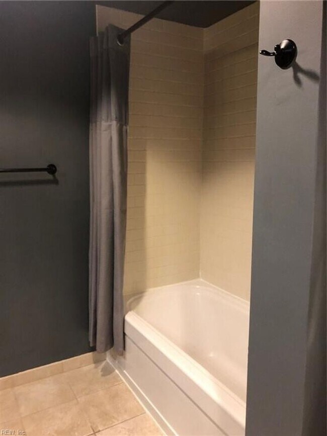 Foto del edificio - 1 BED / 1 BATH CONDO