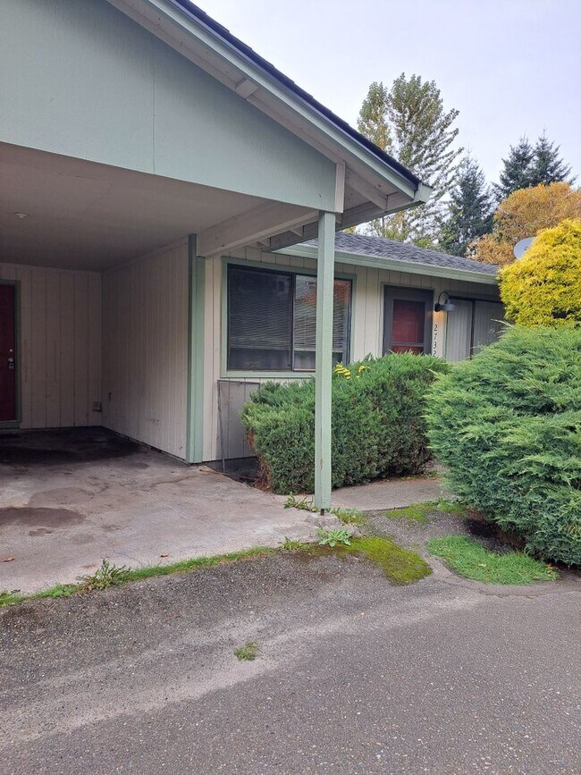 Building Photo - 2 Bedroom Duplex With Carport