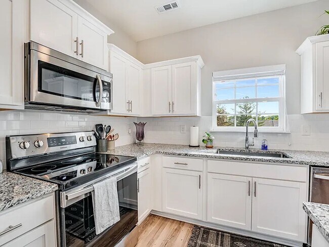 Foto del edificio - Amazing 3BR Townhome in Goodlettsville