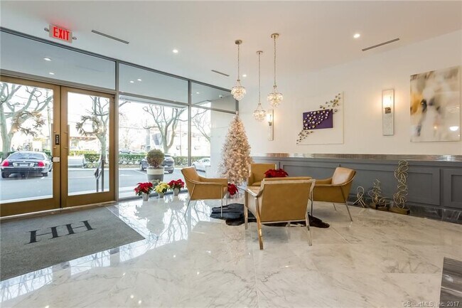 Foto del edificio - 44 Strawberry Hill Ave