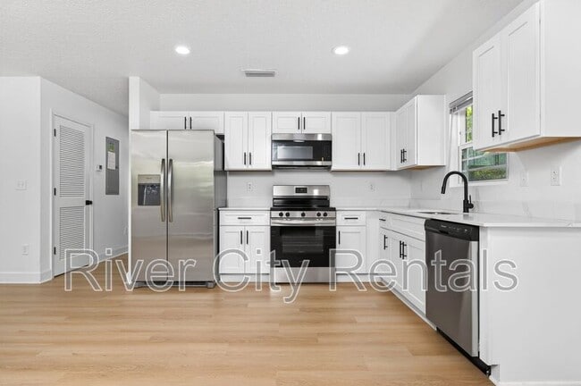 Foto del edificio - 6287 Hutchinson Ave
