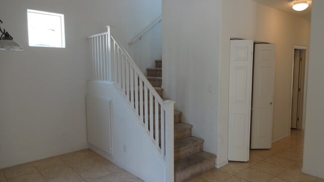 Building Photo - CUL-DE-SAC HOME/WITH COMMUNITY POOL IN GATED COMMUNITY