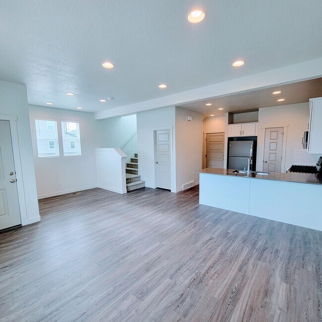 Building Photo - Gorgeous Townhome!!!