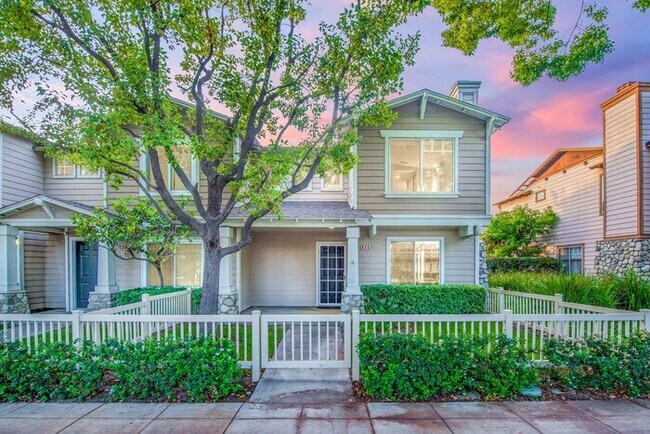 Foto del edificio - Beautiful Townhouse in the desirable Anaheim Packing District!