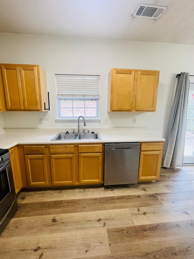 Foto del edificio - 3709 Hutchinson Trace Dr