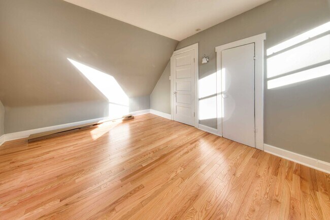 Building Photo - This classic 3 bedroom 2 bath Webster home features a front porch, large deck off the kitchen for...