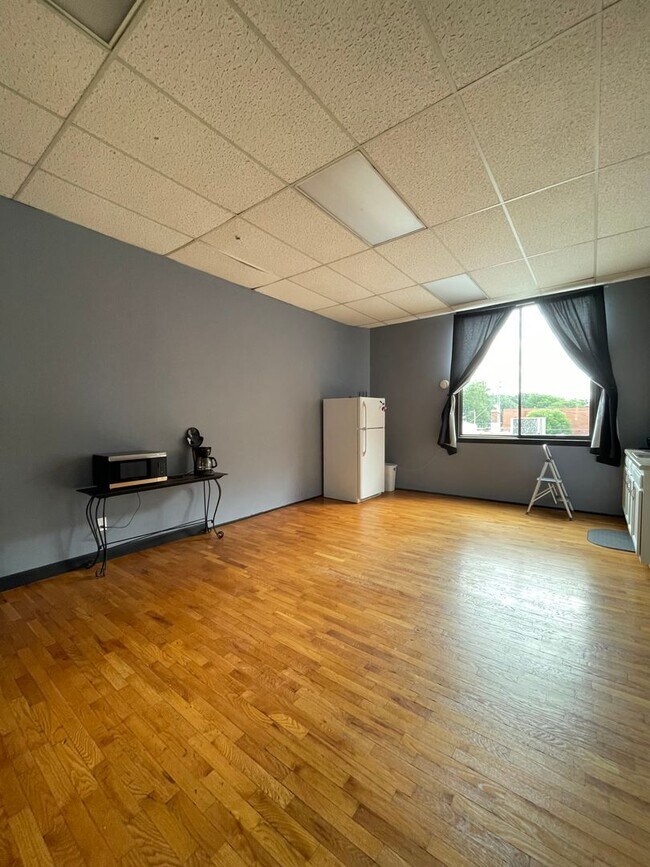 Building Photo - 608 1/2 Commercial St