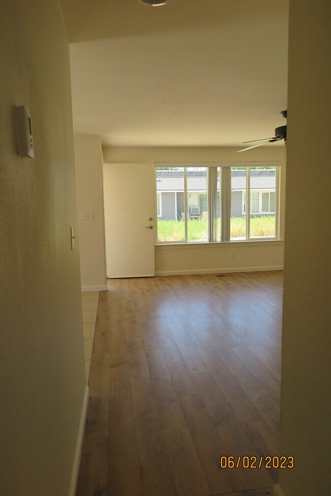 Building Photo - 585 5th St