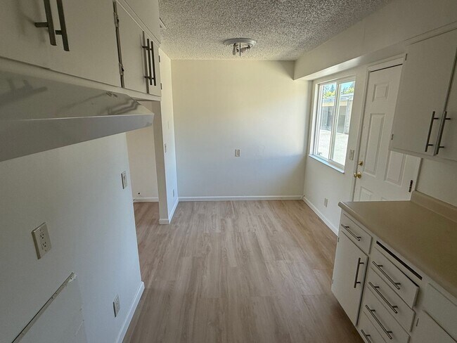 Foto del edificio - 1323 Edwards Ave
