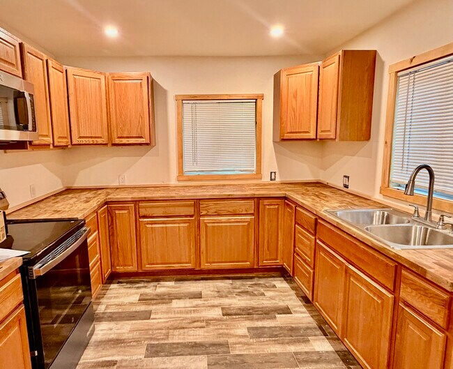 Foto del edificio - 25890 Wayne Rd