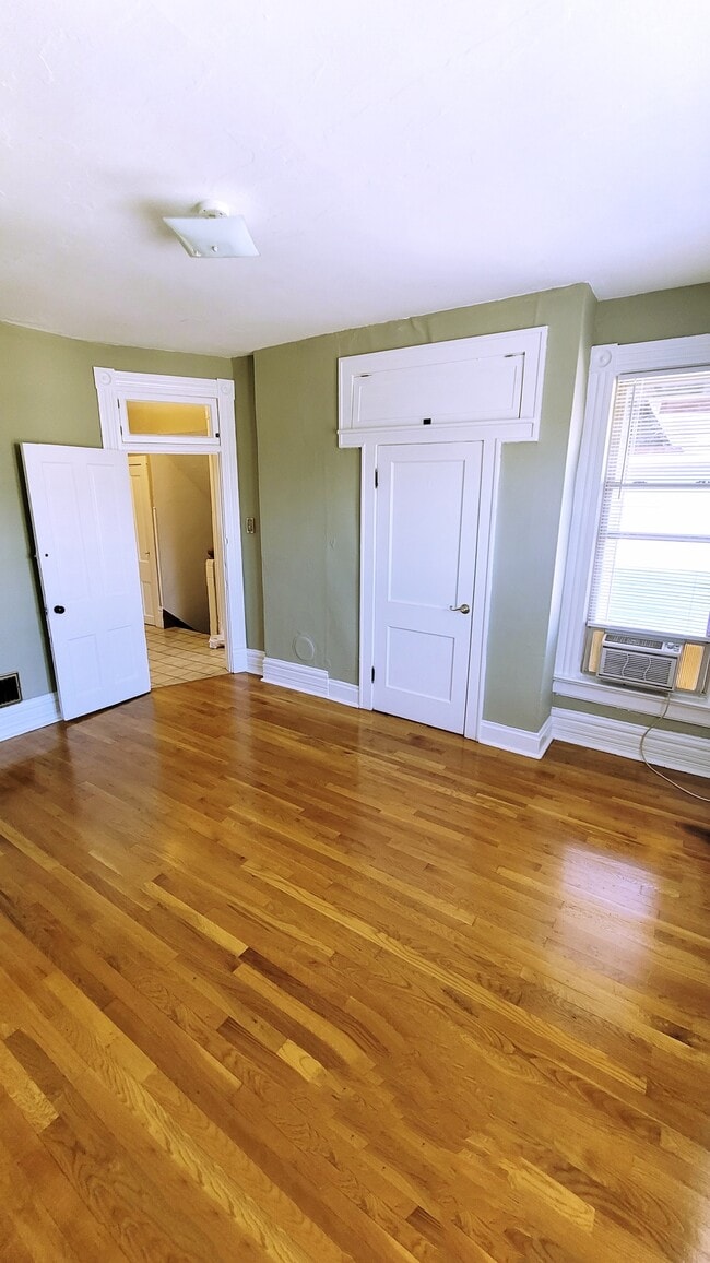 Living Room - 39 E Duncan St