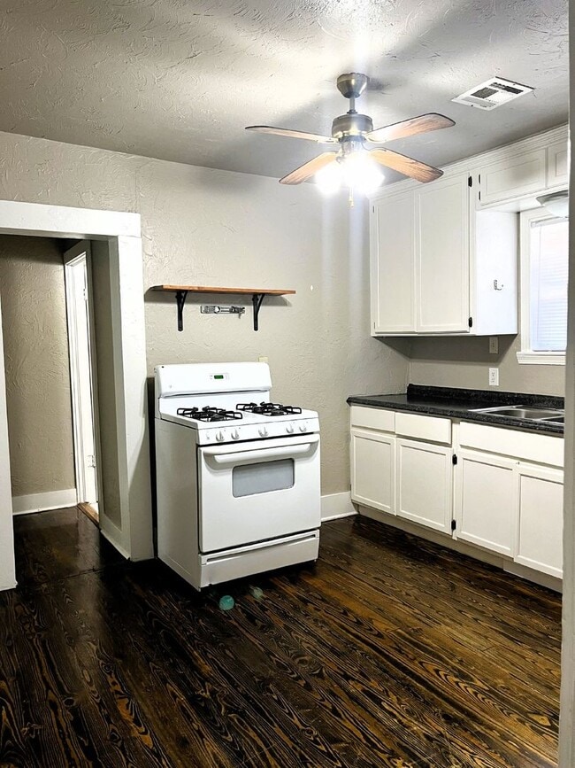 Building Photo - 2 bedroom home near The Paseo.