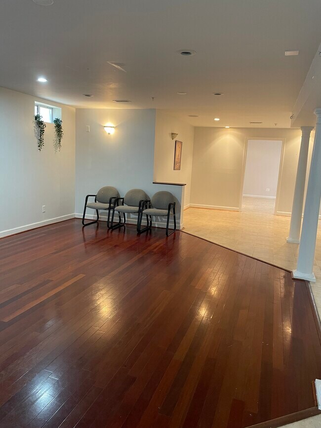 Foto del edificio - 10801 Glenshire Dr