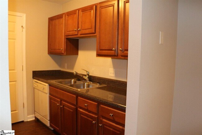 Building Photo - 114 Silver Brook Dr