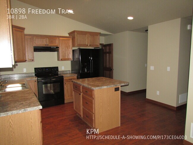 Building Photo - 3 BEDROOM | 2 BATH | GARAGE | NEWER TOWNHO...
