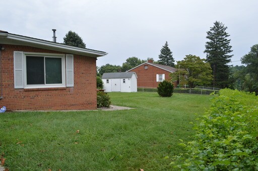 Building Photo - 852 Brooke Rd