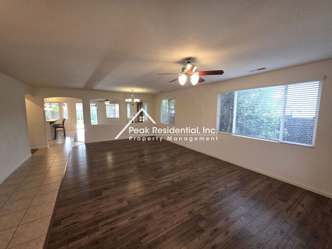Foto del edificio - Spacious 4bd/2ba Plumas Lake Home!
