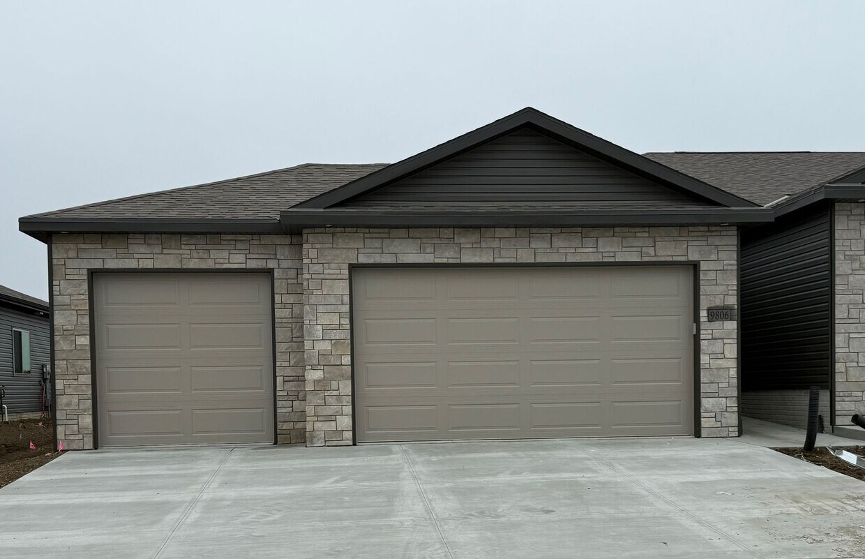 Foto principal - 2 bedroom/2.5 bathroom ranch townhome
