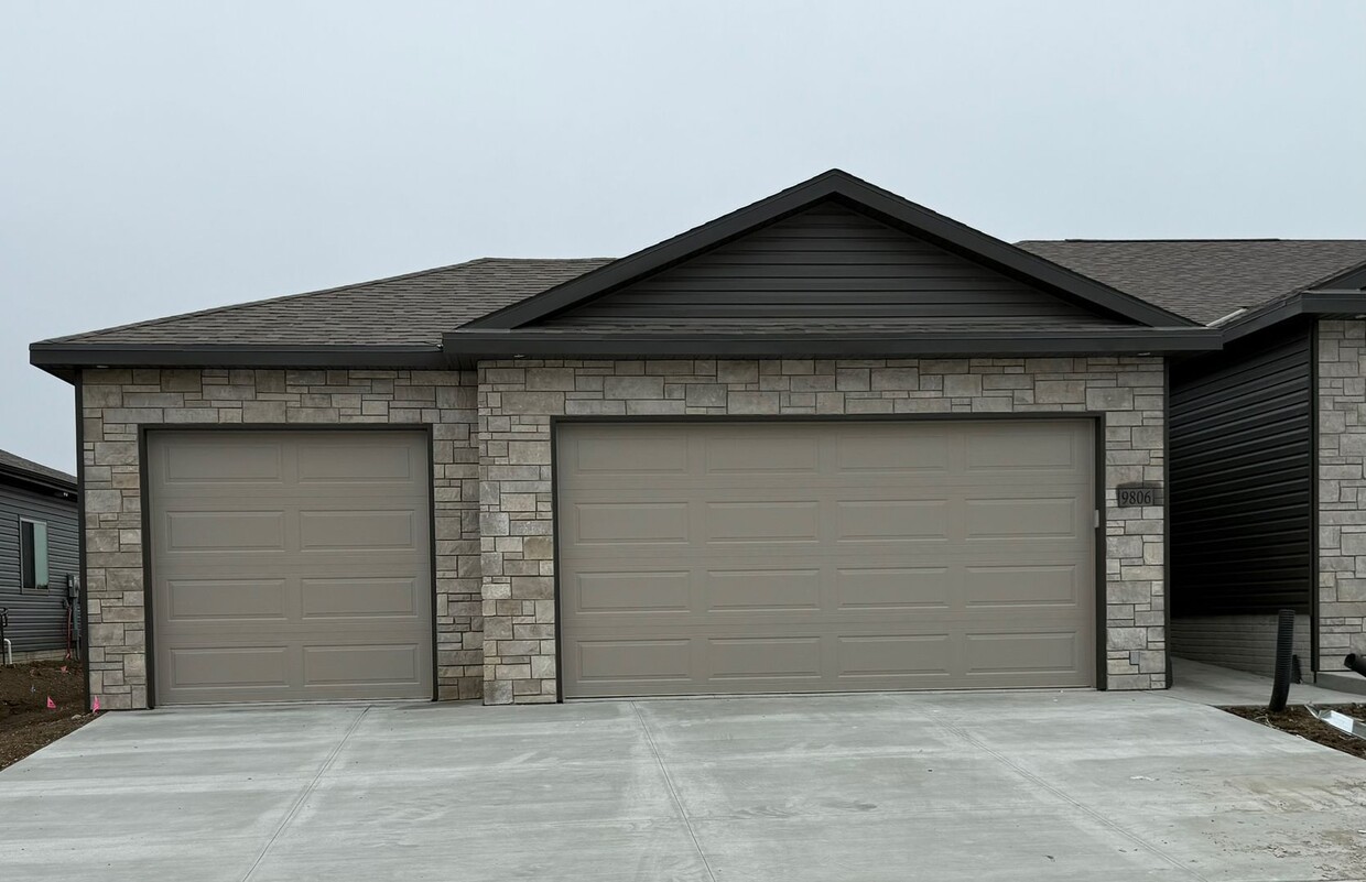Primary Photo - 2 bedroom/2.5 bathroom ranch townhome
